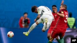 Pepe du Portugal, à droite, en duel avec Thomas Doyle de la Nouvelle-Zélande lors d’un match du groupe A de la Coupe des Confédérations entre le Portugal et la Nouvelle-Zélande au stade St. Petersburg, Russie, 24 juin 2017.