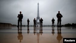 Les soldats français patrouillent près de la Tour Eiffel à Paris, France, le 3 mai 2017. 