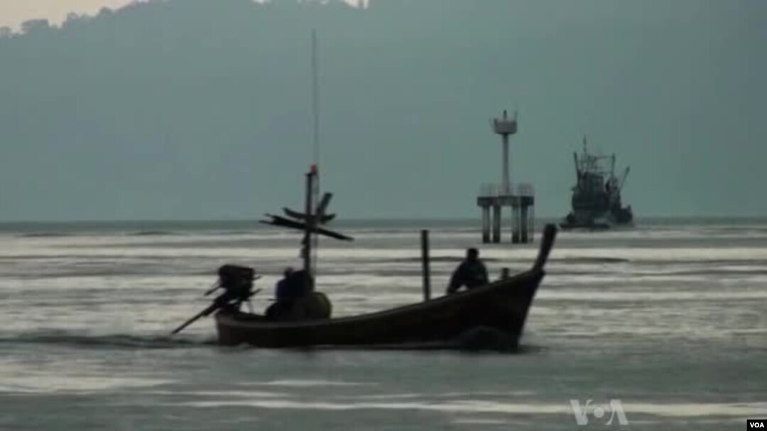 Para pengungsi Rohingya yang melarikan diri dari Burma tiba di Thailand (Foto: dok). Organisasi HAM, Human Rights Watch menyerukan penyelidikan terkait insiden penembakan serombongan pengungsi perahu Rohingnya (13/3). Insiden tersebut menewaskan dua orang pengungsi, dalam upaya mendorong rombongan tersebut kembali ke laut.