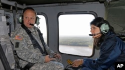 La gobernadora de Carolina del Sur, Nikki Haley, sobrevoló su estado el martes para evaluar los daños de las torrenciales lluvias de los últimos días.