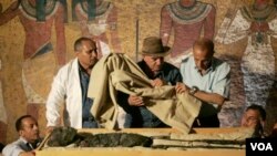 Seorang arkeolog mengawasi pemindahan mumi Raja Tut dari sarkofagusnya di Luxor (foto: dok). Kekayaan arkeologi Mesir terus menarik para pakar dari seluruh dunia untuk mempelajarinya.