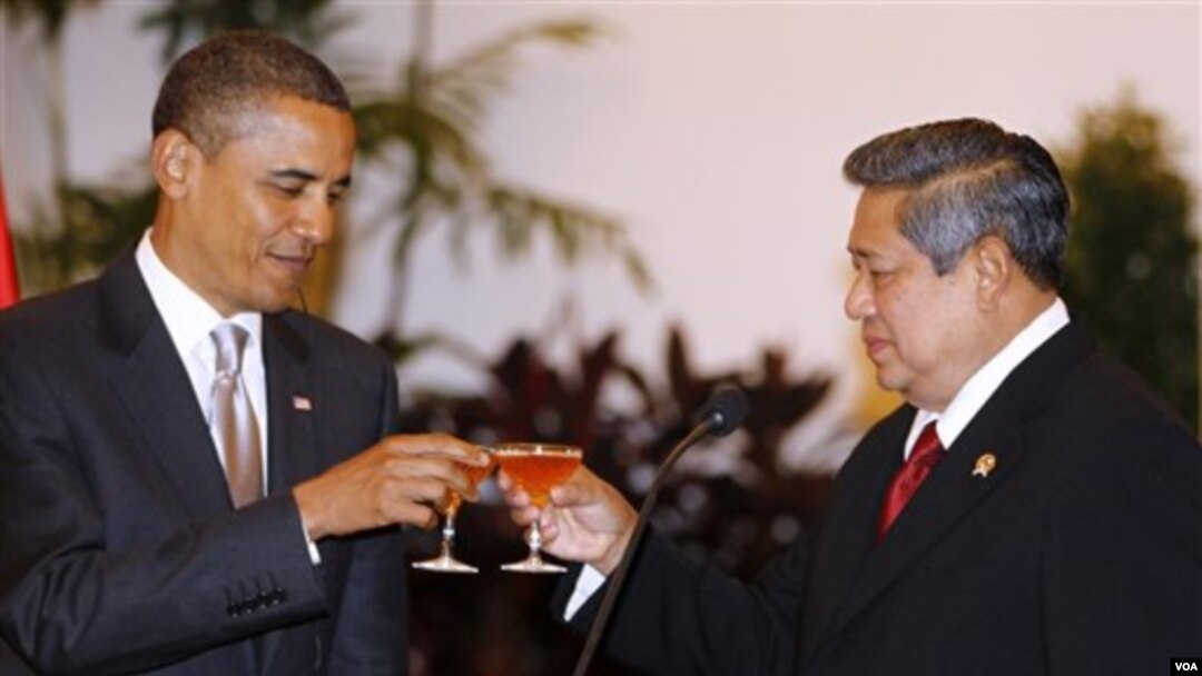 Presiden Barack Obama and Presiden Yudhoyono melakukan toast saat acara jamuan kenegaraan di Istana Negara, Selasa malam.