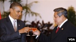 Presiden Barack Obama and Presiden Yudhoyono melakukan toast saat acara jamuan kenegaraan di Istana Negara, Selasa malam.