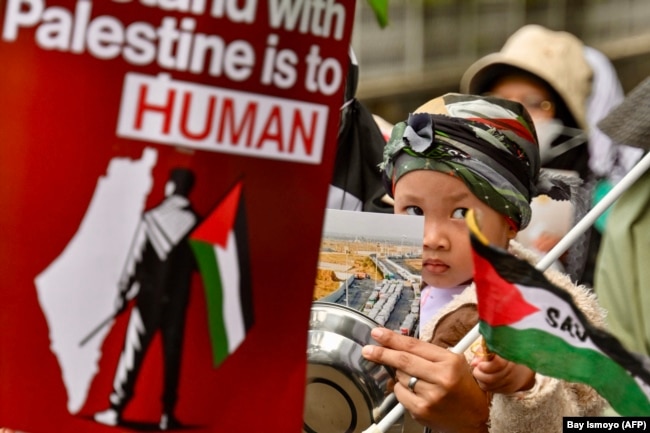 Aksi unjuk rasa di depan Kedutaan Besar Mesir di Jakarta pada 4 Maret 2024 untuk memprotes penutupan perlintasan Rafah antara Mesir dan Jalur Gaza. (Foto: Ilustrasi/BAY ISMOYO/AFP)