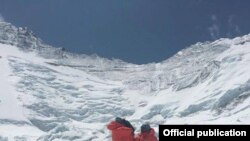 ဧဝရက်တောင်ထိပ် ပထမဆုံးရောက် မြန်မာလူငယ်နှစ်ဦး