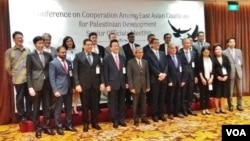 Para pejabat senior negara-negara Asia Timur yang hadir pada konferensi pembangunan Palestina "CEAPAD" berpose bersama di Jakarta, Kamis 31/5. (Foto: VOA/Fathiyah)