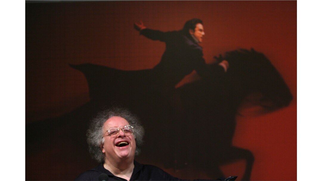 ARCHIVO - El director de la Ópera Metropolitana James Levine ríe durante una conferencia de prensa para anunciar los detalles de la temporada 2008-09, el 4 de marzo de 2008 en Nueva York.
