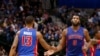 Andre Drummond, pivot des Detroit Pistons, à droite, félicité par Marcus Morris après une victoire à Dallas, le 9 mars 2016. 