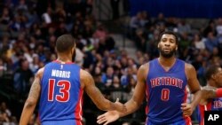 Andre Drummond, pivot des Detroit Pistons, à droite, félicité par Marcus Morris après une victoire à Dallas, le 9 mars 2016. 