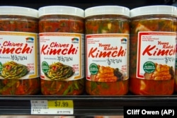 Berbagai rasa Kimchi Korea dipajang dalam pendingin di toko kelontong Asia Super H Mart di AS, 20 Juli 2015. (Foto: AP/Cliff Owen)