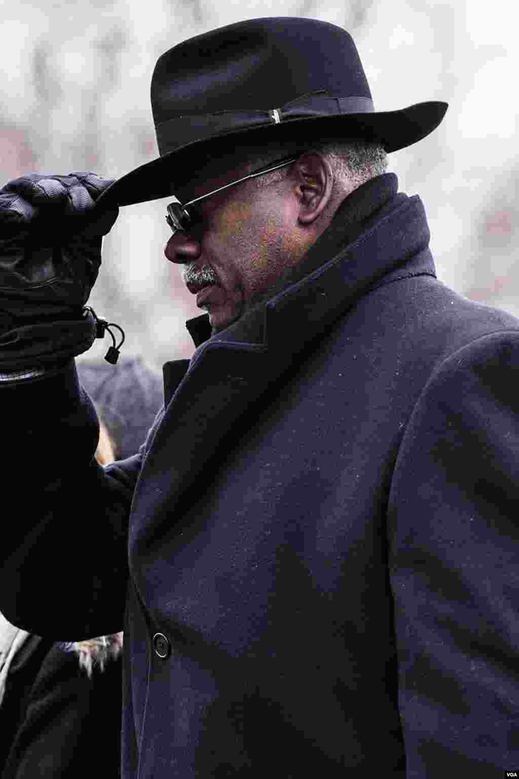 奥巴马总统就职演说之后祝圣(Benediction)时，现场观众低头祈祷。（美国之音常晓拍摄）