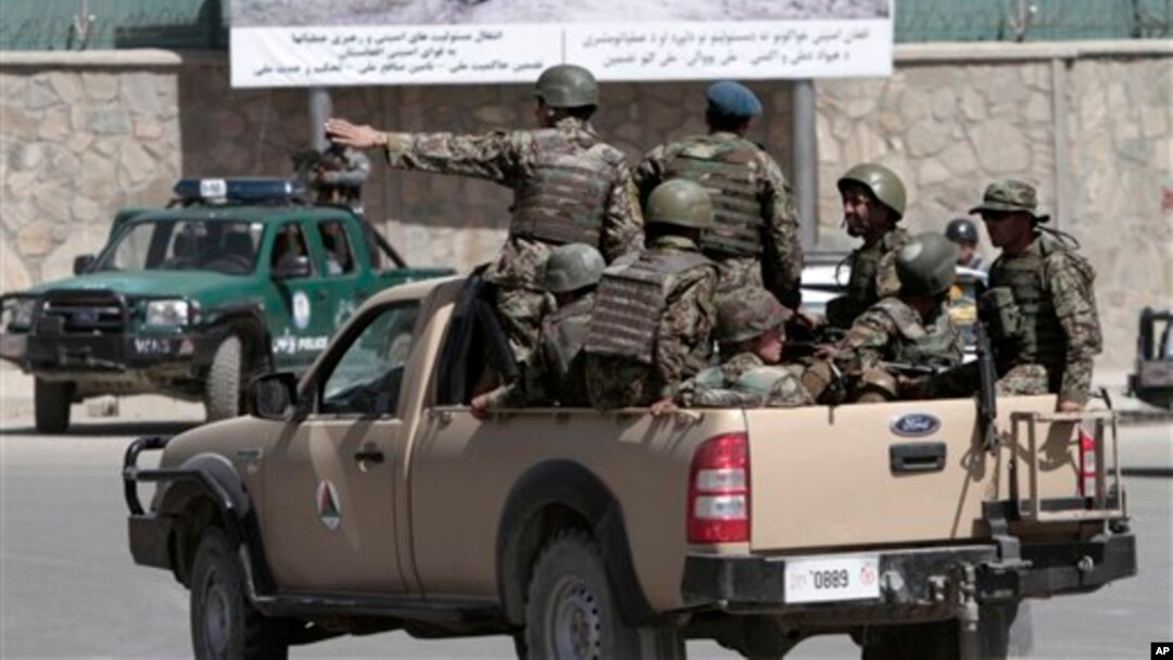 Afg'on xavfsizlik kuchlari prezident qarorgohi atrofini o'rab olishdi, Kobul, 25-iyun, 2013-yil.