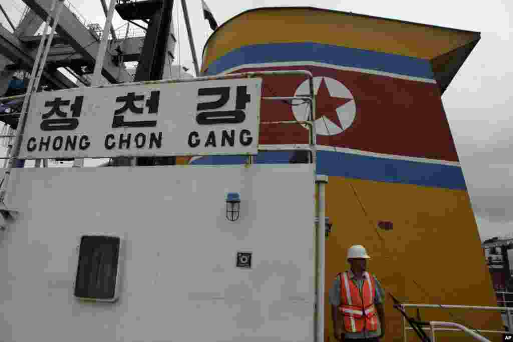 Integrantes de la seguridad presidencial de Panamá caminan sobre el puente del barco de bandera norcoreana &quot;Chong Chon Gang&quot;, detenido en Panamá transportando armas sin declarar. (AP Photo/Arnulfo Franco)