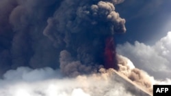 Gunung berapi Gunung Ulawun di Papua Nugini memuntahkan lava, 26 Juni 2019. (Foto oleh Craig Powell/Niugini Helicopters/AFP)