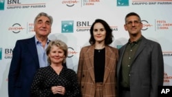 Desde la izquierda, los actores Jim carter, Imelda Staunton, Michelle Dockery y el director Michael Engler posan en el Festival de Cine de Roma, el sábado 19 de octubre de 2019.