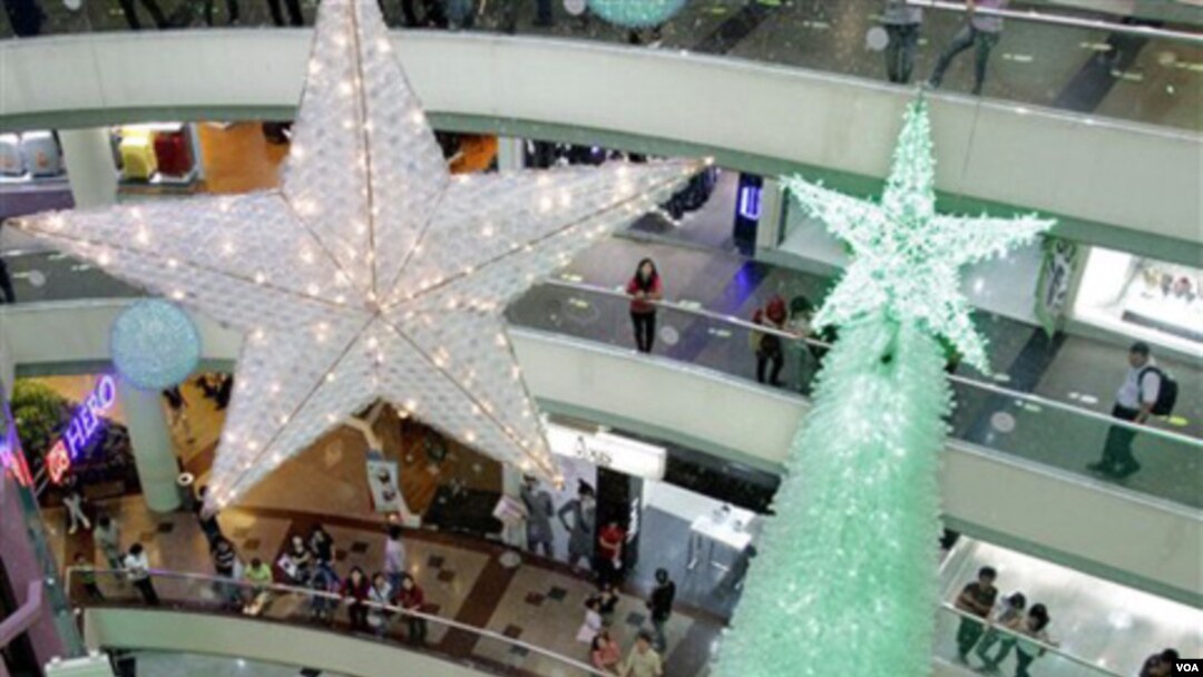 Pengunjung meramaikan mal-mal di Jakarta yang berhiaskan dekorasi Natal di musim belanja akhir tahun ini.