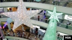 Pengunjung meramaikan mal-mal di Jakarta yang berhiaskan dekorasi Natal di musim belanja akhir tahun ini.