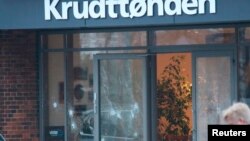Oštećena stakla na kafiću u Kopenhagenu gde je trebalo da bude održana diskusija