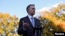 资料照片：美国贸易代表格里尔在白宫对媒体讲话。(2025年10月30日)