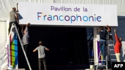 Les travailleurs accrochent un panneau pour le XVIIe sommet de la Francophonie à Erevan, le 6 octobre 2018.