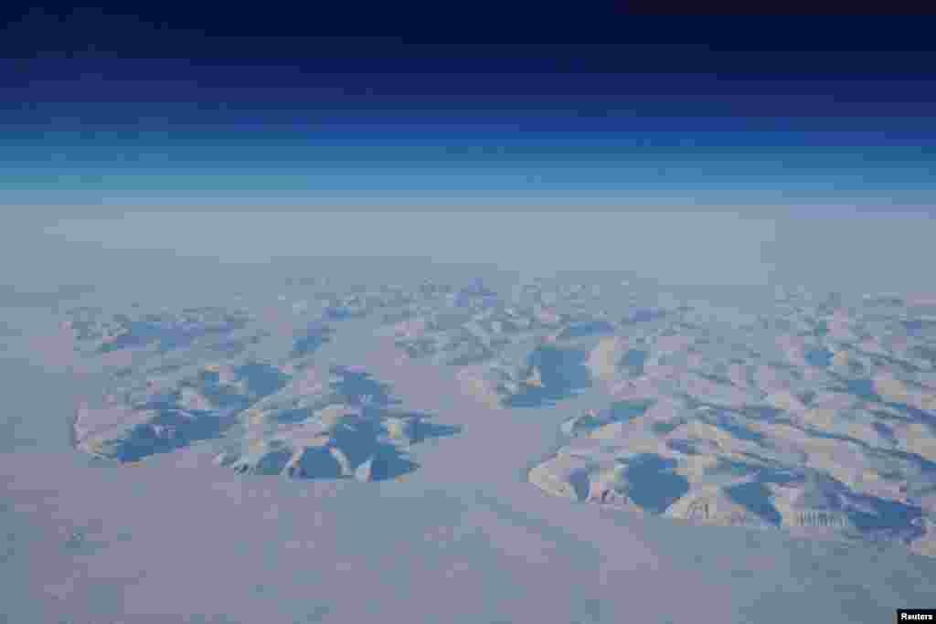 اس جزیرے کا نام 'گرین لینڈ' (سرسبز زمین) ہے لیکن حقیقت میں اس علاقے کا 85 فیصد رقبہ برف سے ڈھکا ہوا ہے۔ 