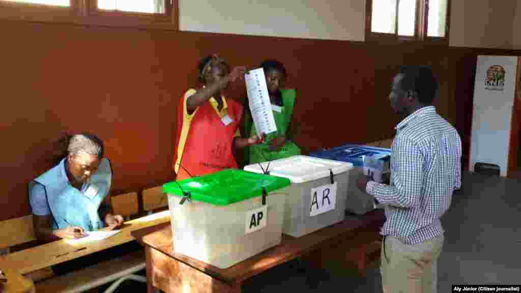 Assembleia de voto na província de Cabo Delgado. Moçambique, 15 Out, 2014. Foto enviada por Aly Júnior