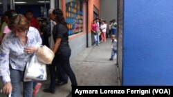 Los venezolanos invierten parte de su día buscando los alimentos básicos y haciendo colas para poder comprarlos.