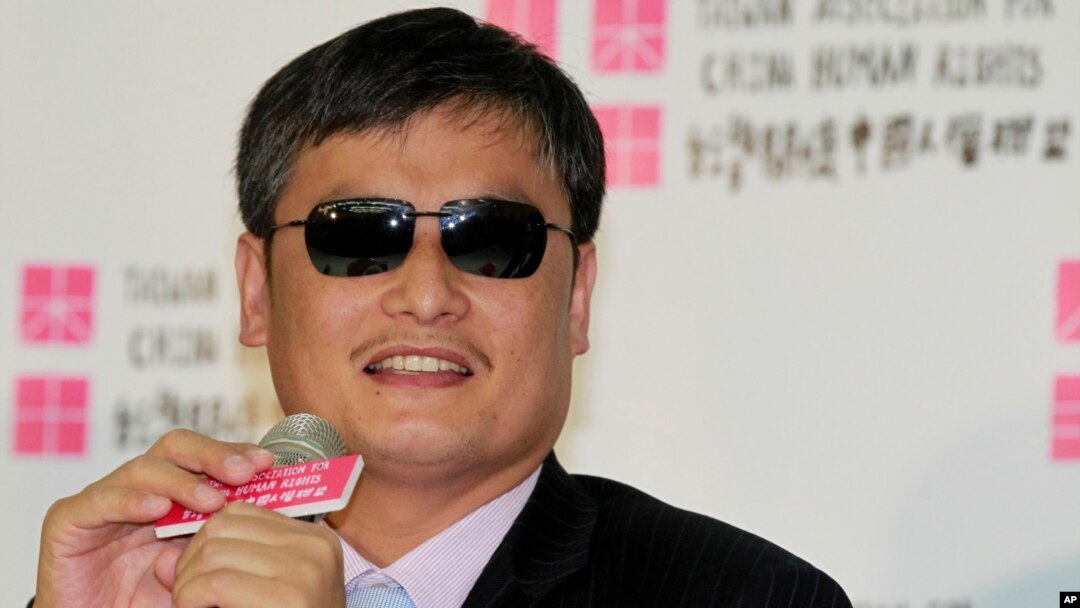 中國盲人維權活動人士陳光誠在台灣的記者會上正在聆聽記者的提問。