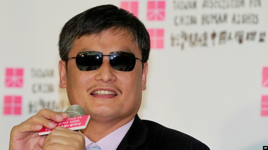 Aktivis tunanetra China, Chen Guangcheng mendengarkan pertanyaan dari wartawan dalam konferensi pers di kantor Asosiasi Taiwan untuk HAM di China, Taipei, Taiwan (24/6).