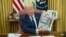 El presidente de los Estados Unidos, Donald Trump, muestra la portada de un diario local que aborda el tema de las redes sociales durante la firma del decreto, el pasado 28 de mayo.