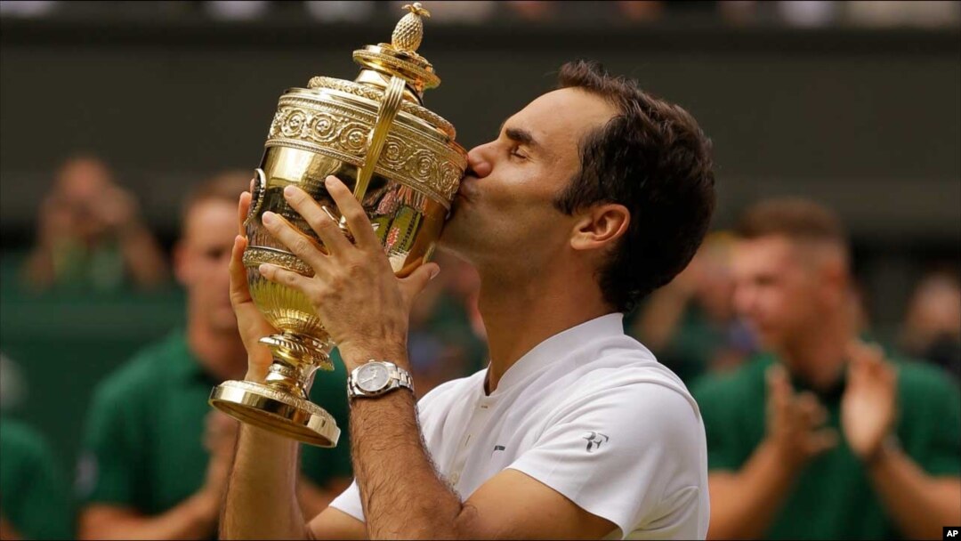 Roger Federer menjuarai Wimbledon untuk ke-8 kalinya pada usia 35 tahun lebih, hari Minggu (16/7). 