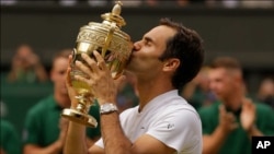 Roger Federer menjuarai Wimbledon untuk ke-8 kalinya pada usia 35 tahun lebih, hari Minggu (16/7). 