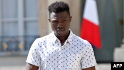 Mamoudou Gassama après son entretien à l'Elysée avec le président français Emmanuel Macron, le 28 mai 2018.