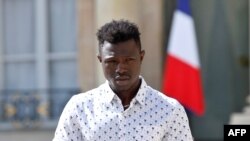 Le Malien Mamoudou Gassama après son entretien le lendemain à l'Elysée avec le président français Emmanuel Macron, le 28 mai 2018.