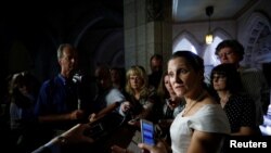 Menteri Luar Negeri Kanada Chrystia Freeland menjawab pertanyaan wartawan dalam konferensi pers mengenai NAFTA di Parliament Hill di Ottawa, Ontario, Kanada, 25 September 2017. Freeland mengumumkan , Rabu (13/12), Kanada mengizinkan ekspor senjata api otomatis ke Ukraina