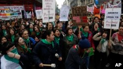 Para perempuan Argentina pendukung aborsi melakukan unjuk rasa untuk mendukung legalisasi aborsi, di dekat gedung parlemen di Buenos Aires hari Rabu (13/6). 