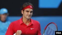 Roger Federer merayakan kemenangannya atas Juan Martin del Potro dan lolos ke semifinal Australia Terbuka (24/1).