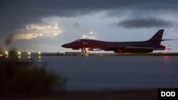 B-1B 랜서 전략 폭격기가 23일 괌의 앤더슨 공군기지에서 출격을 준비하는 모습 (미 국방부 제공)