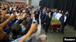 Jenazah Muhammad Ali dibawa ke ruangan Freedom Hall di Louisville, Kentucky, sebelum dilakukan shalat jenazah berjamaah, Kamis (9/6).