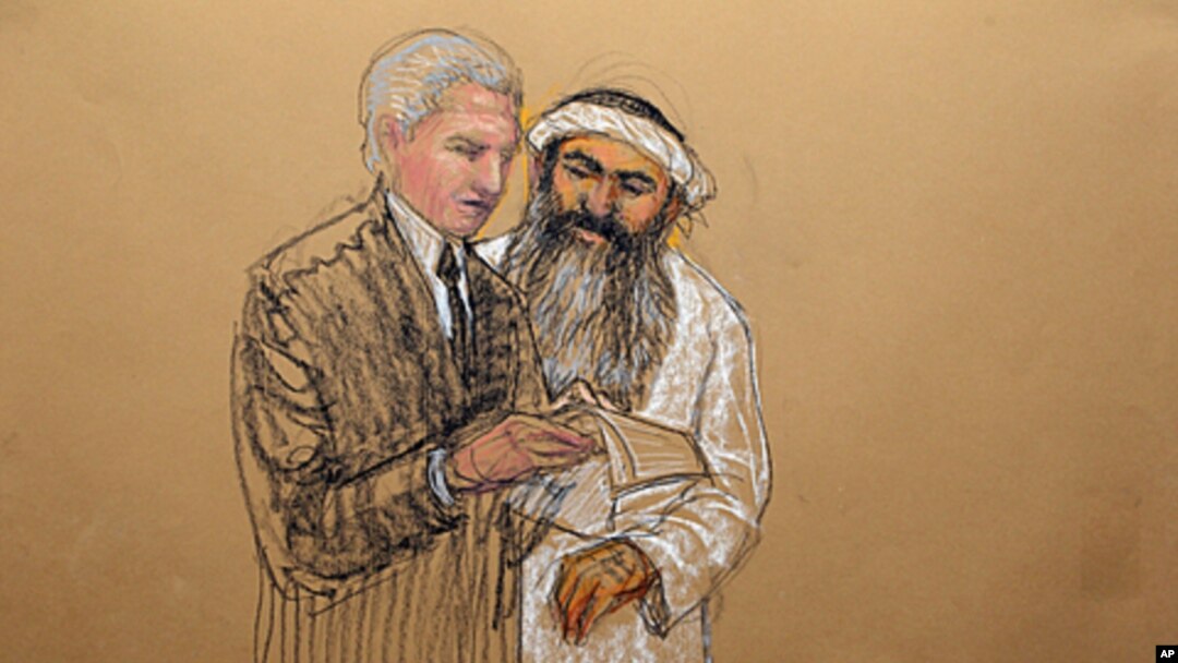 Khalid Sheikh Mohammed và luật sư David Nevin tại phiên điều trần ở Guantanamo.