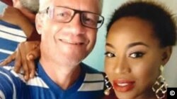 Le Danois Peter Nielsen et la chanteuse nigériane Zainab. (Facebook)