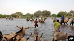 Des déplacés fuyant les attaques de Boko Haram au Nigeria et traversant le lac Tchad (AP Photo/Jerome Delay)