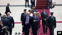 Presiden AS Donald Trump dan Perdana Menteri Israel Benjamin Netanyahu dalam upacara penyambutan setibanya di Tel Aviv, Senin, 22 Mei 2017. (AP Photo / Oded Balilty)