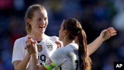 Gelandang timnas sepak bola putri AS, Samantha Mewis (kiri), merayakan gol dengan rekan satu tim, Alex Morgan (kanan), dalam babak pertama pertandingan persahabatan melawan Irlandia di San Diego, 23 Januari 2016.