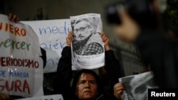 Una mujer sostiene la fotografía del periodista mexicano Luis Martín Sánchez Íñiguez, de 59 años durante una protesta para exigir justicia por su asesinato, afuera del edificio de la Secretaría de Gobernación en la Ciudad de México, México el 10 de julio de 2023.