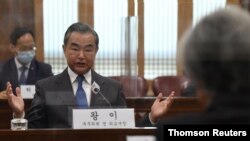 서울을 방문한 왕이 중국 외교부장이 26일 강경화 한국 외교장관과의 회담에서 발언하고 있다.