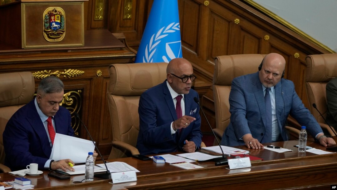 Karim Khan, fiscal de la Corte Penal Internacional, junto a altos funcionarios venezolanos durante su visita a Caracas. 
