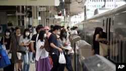 도쿄역에서 시민들이 마스크를 쓰고 지하철에 탑승하고 있다. 