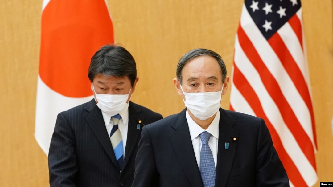 日本首相菅義偉（右）和外務大臣茂木敏充在東京首相府會晤到訪的美國國務卿布林肯期間。（2021年3月16日）