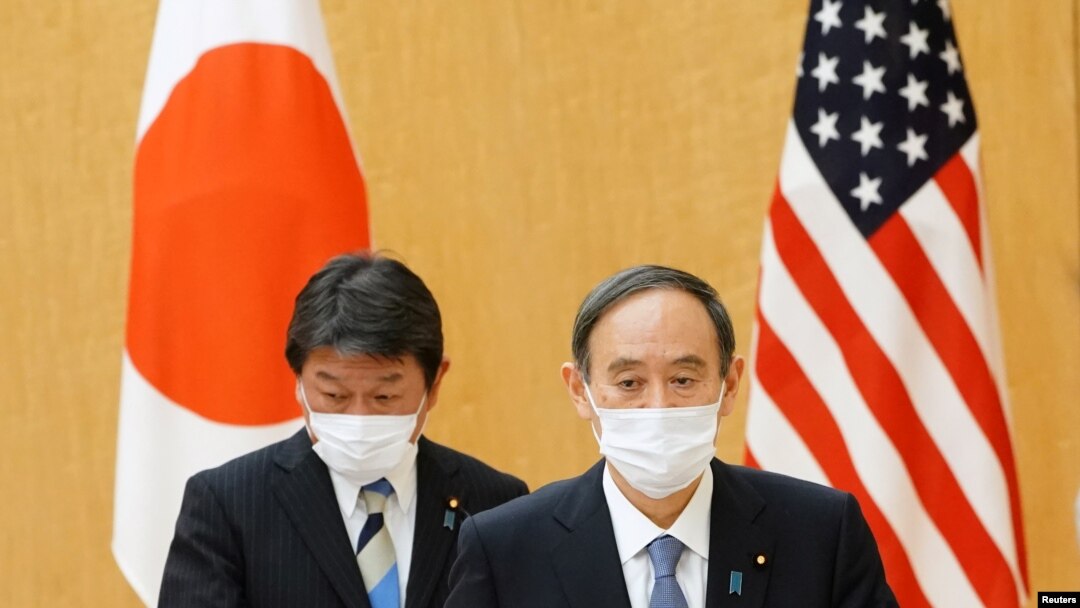 PM Jepang Yoshihide Suga dan Menlu Toshimitsu Motegi saat menghadiri pertemuan dengan Menlu AS Antony Blinken (tidak ada dalam foto) di kantor Perdana Menteri di Tokyo, Jepang, 16 Maret 2021. (Eugene Hoshiko / Pool via REUTERS)